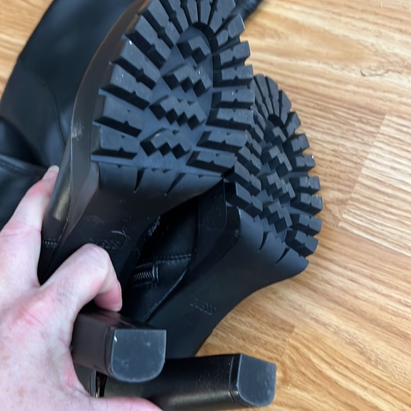 WORN ONCE~ GUESS Taylin Black Knee High platform Boots. Size 5.5M - Picture 6 of 6